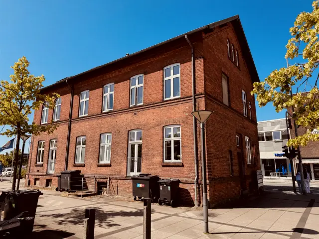 Billede af det tidligere posthus ved Odder Station.