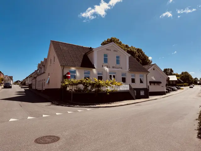 Billede af Malling Hotel, som blev opført som Jernbanehotel over for Malling Station i 1884, da jernbanen blev opført.
