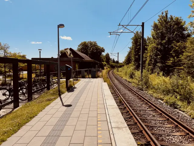 Billede af Beder Station, hvor det oprindelige trinbræt lå for enden af perronen ud for stationsbygningen.