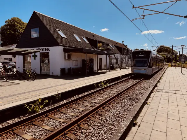 Billede af Aarhus Letbane togsæt 1113 fotograferet ud for Malling Letbanestation.