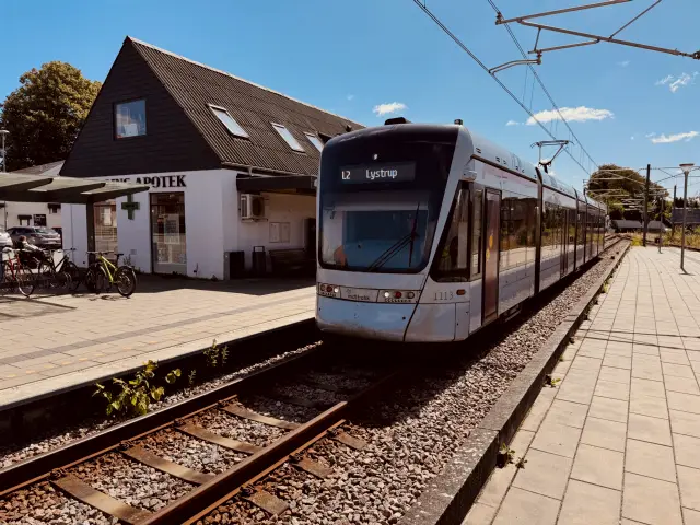 Billede af Aarhus Letbane togsæt 1113 fotograferet ud for Malling Letbanestation.