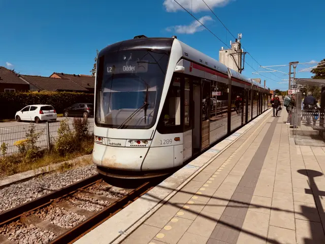 Billede af Aarhus Letbane togsæt 1113 fotograferet ud for Malling Letbanestation.