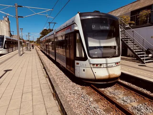 Billede af Aarhus Letbane togsæt 1113 fotograferet ud for Malling Letbanestation.