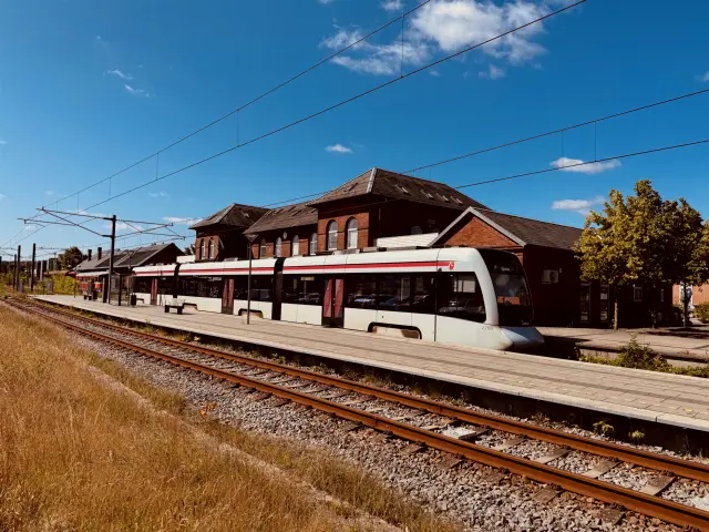 Billede af Aarhus Letbane togsæt 2109 fotograferet ud for Odder Letbanestation.