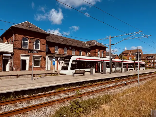 Billede af Aarhus Letbane togsæt 2109 fotograferet ud for Odder Letbanestation.
