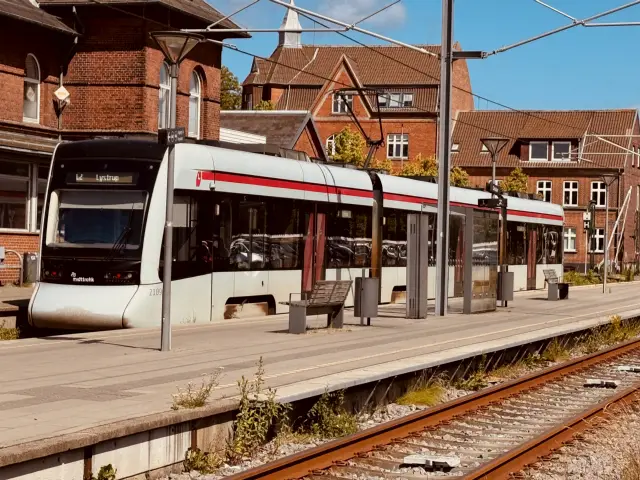 Billede af Aarhus Letbane togsæt 2109 fotograferet ud for Odder Letbanestation.
