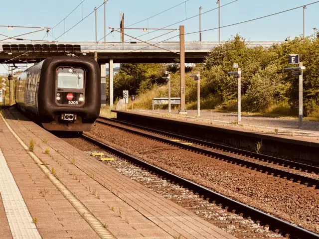 Billede af DSB MF 5005 fotograferet ud for Ørestad Station.
