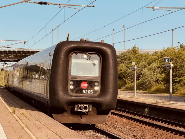 Billede af DSB MF 5005 fotograferet ud for Ørestad Station.