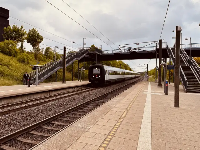 Billede af DSB MF 5011 fotograferet ud for Ørestad Station.