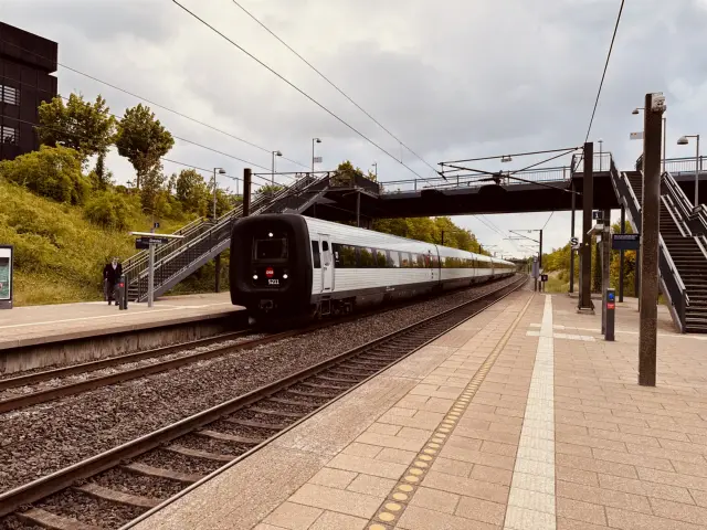 Billede af DSB MF 5011 fotograferet ud for Ørestad Station.