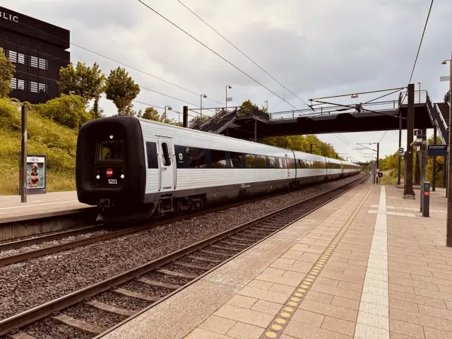 Billede af DSB MF 5011 fotograferet ud for Ørestad Station.