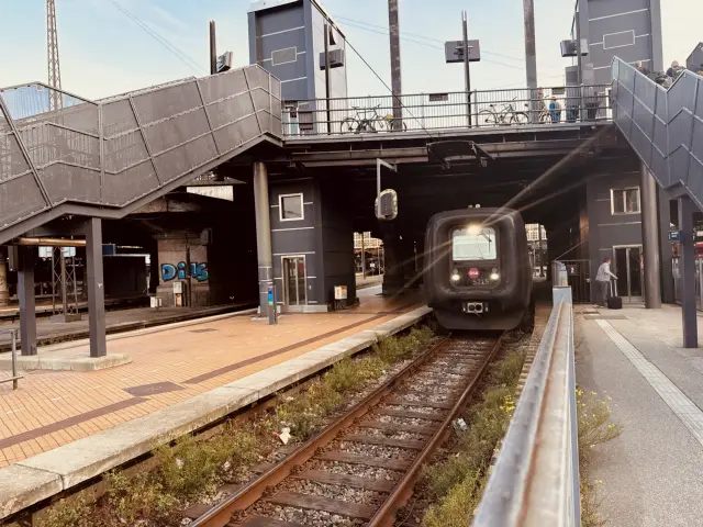 Billede af DSB MF 5015 fotograferet ud for Dybbølsbro S-togstrinbræt.
