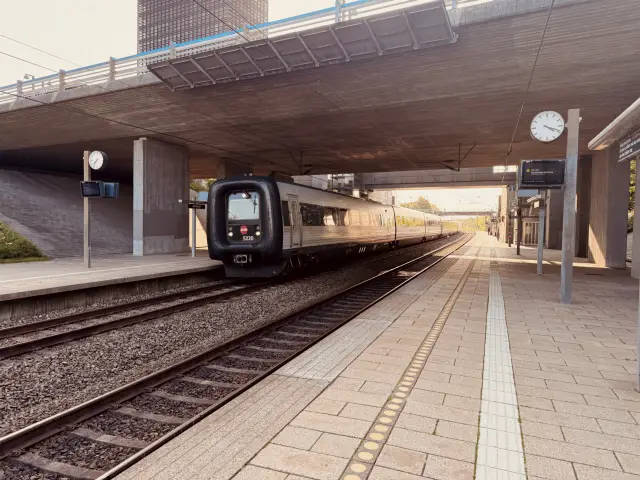 Billede af DSB MF 5020 fotograferet ud for Ørestad Station.