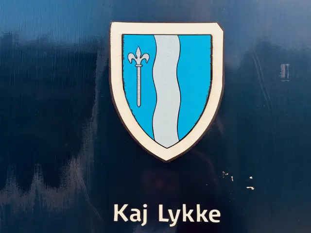 Billede af Brammings byvåben og navngivet "Kaj Lykke" på siden af DSB MF 5023 fotograferet ud for København Hovedbanegård.