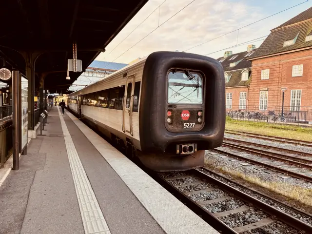 Billede af DSB MF 5027 fotograferet ud for Odense Banegård Center.