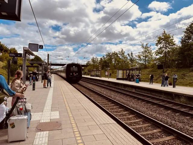Billede af DSB MF 5030 fotograferet ud for Ørestad Station.