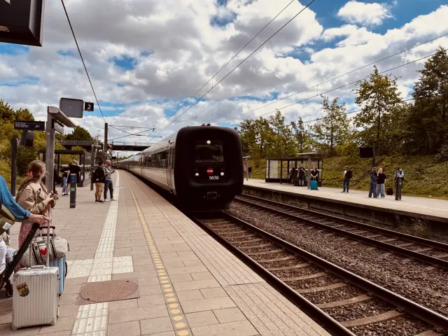 Billede af DSB MF 5030 fotograferet ud for Ørestad Station.