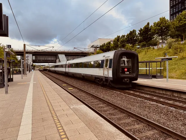 Billede af DSB MF 5038 fotograferet ud for Ørestad Station.