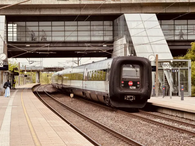 Billede af DSB MF 5038 fotograferet ud for Ørestad Station.