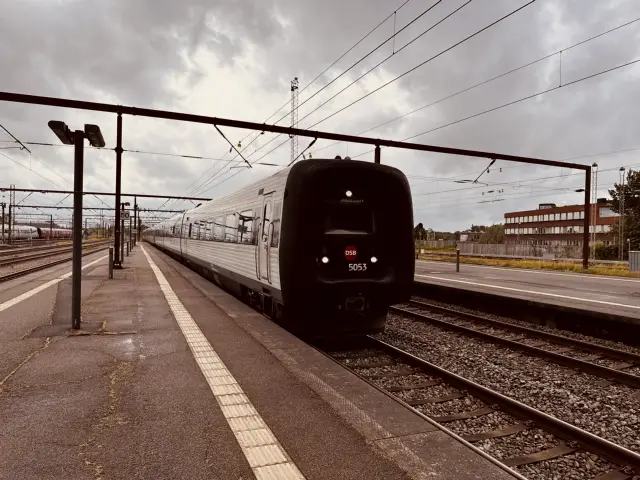 Billede af DSB MF 5053 fotograferet ud for Odense Banegård Center.
