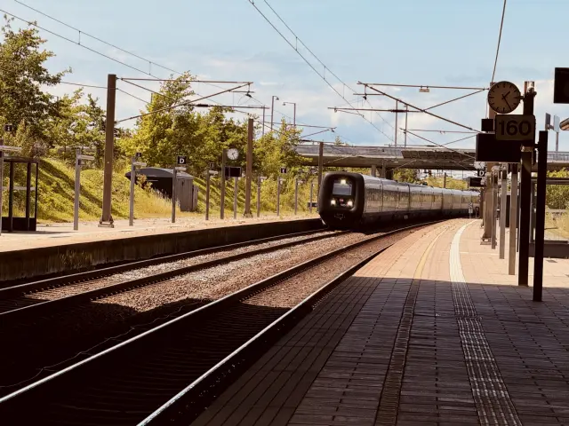 Billede af DSB MF 5059 fotograferet ud for Ørestad Station.