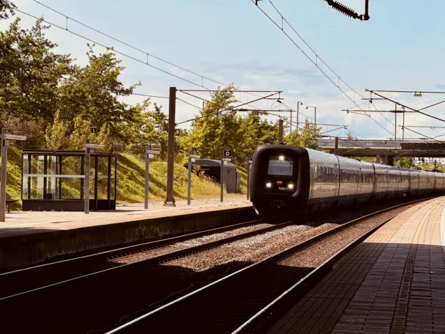 Billede af DSB MF 5059 fotograferet ud for Ørestad Station.