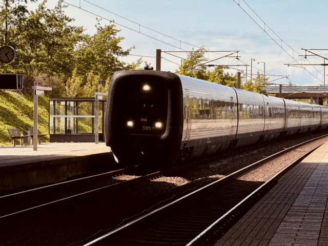 Billede af DSB MF 5059 fotograferet ud for Ørestad Station.