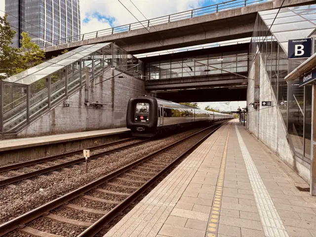 Billede af DSB MF 5066 fotograferet ud for Ørestad Station.