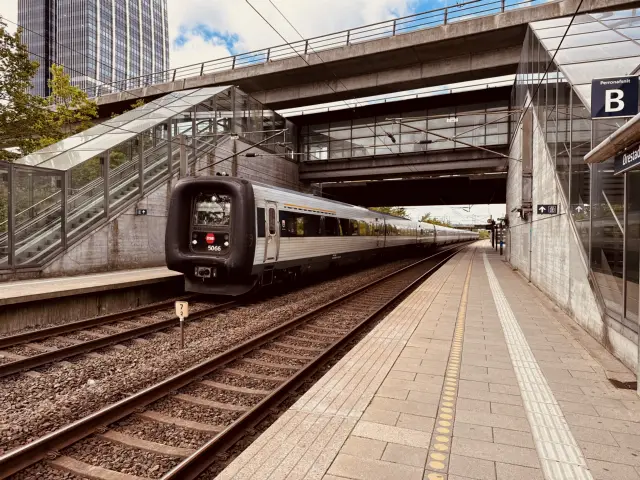 Billede af DSB MF 5066 fotograferet ud for Ørestad Station.
