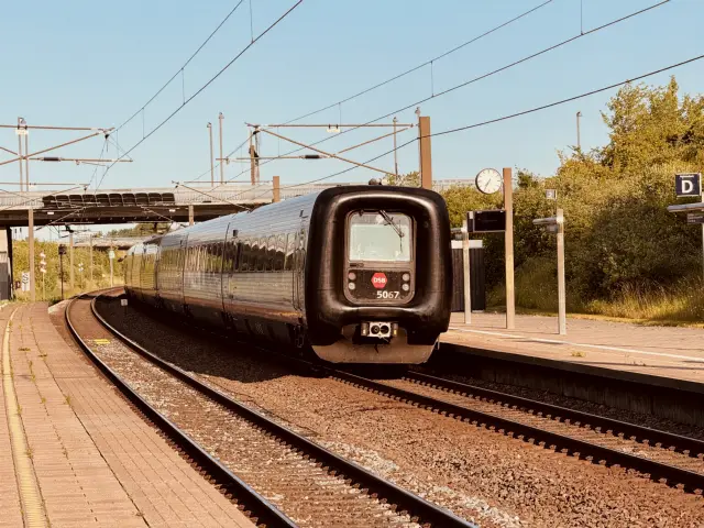 Billede af DSB MF 5067 fotograferet ud for Ørestad Station.