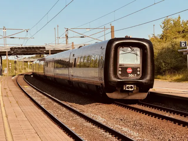 Billede af DSB MF 5067 fotograferet ud for Ørestad Station.