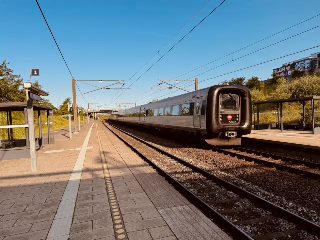 Billede af DSB MF 5067 fotograferet ud for Ørestad Station.
