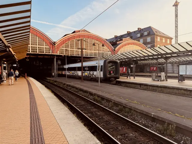 Billede af DSB MF 5076 fotograferet ud for København Hovedbanegård.