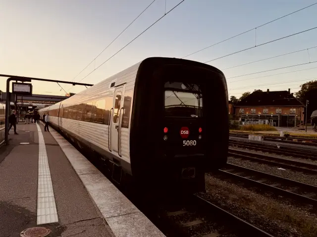 Billede af DSB MF 5080 fotograferet ud for Odense Banegård Center.