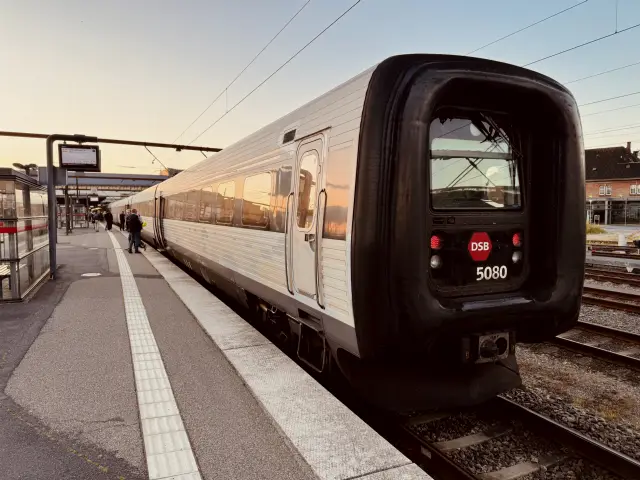 Billede af DSB MF 5080 fotograferet ud for Odense Banegård Center.