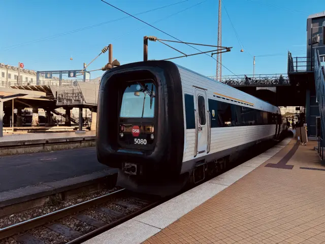 Billede af DSB MF 5080 fotograferet ud for Dybbølsbro S-togstrinbræt.