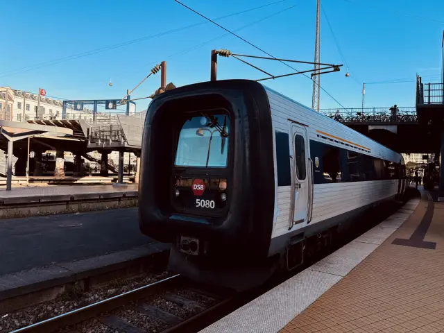 Billede af DSB MF 5080 fotograferet ud for Dybbølsbro S-togstrinbræt.