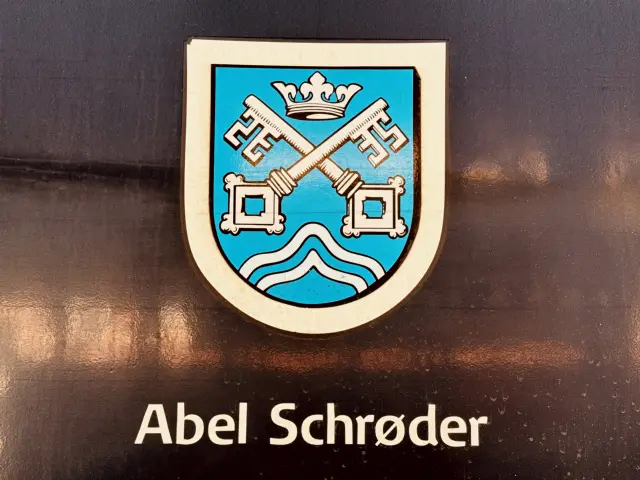 Billede af Næstveds byvåben og navngivet "Abel Schrøder" på siden af DSB MF 5082 fotograferet ud for København Hovedbanegård.
