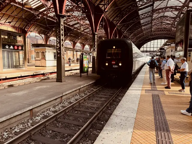 Billede af DSB MF 5084 fotograferet ud for København Hovedbanegård.