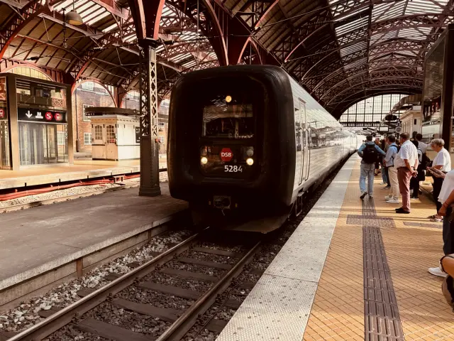 Billede af DSB MF 5084 fotograferet ud for København Hovedbanegård.