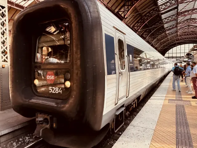 Billede af DSB MF 5084 fotograferet ud for København Hovedbanegård.