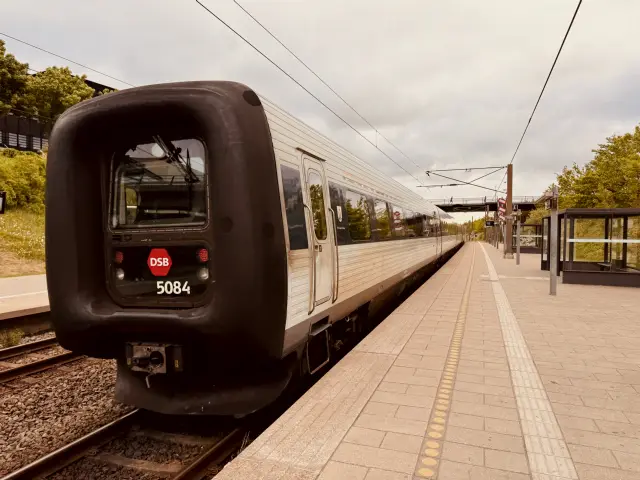 Billede af DSB MF 5084 fotograferet ud for Ørestad Station.