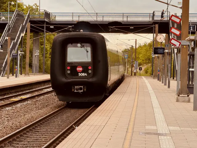 Billede af DSB MF 5084 fotograferet ud for Ørestad Station.