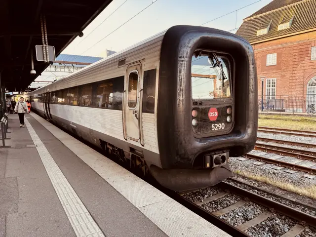Billede af DSB MF 5090 fotograferet ud for Odense Banegård Center.