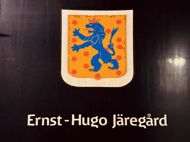 Billede af Ystads byvåben og navngivet "Ernst-Hugo Järegård" på siden af DSB MF 5090 fotograferet ud for København Hovedbanegård.