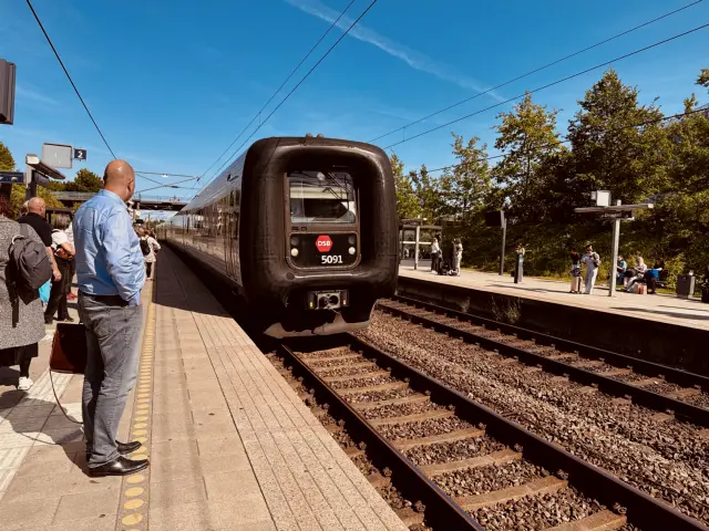 Billede af DSB MF 5091 fotograferet ud for Ørestad Station.