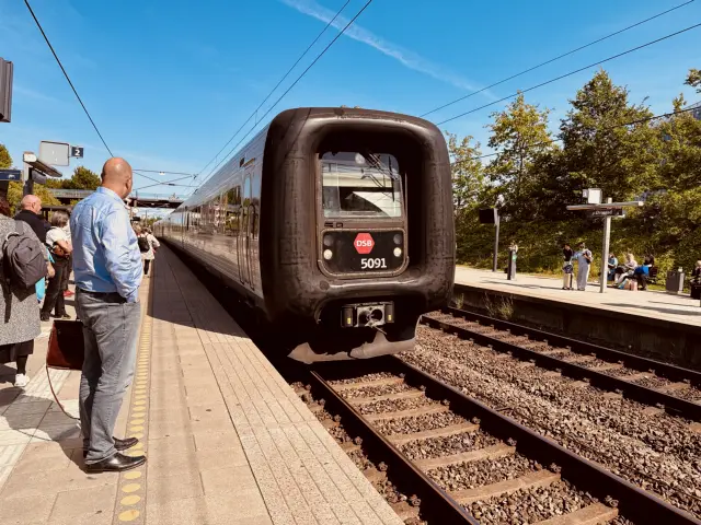 Billede af DSB MF 5091 fotograferet ud for Ørestad Station.