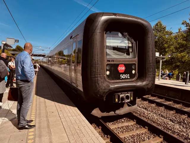 Billede af DSB MF 5091 fotograferet ud for Ørestad Station.
