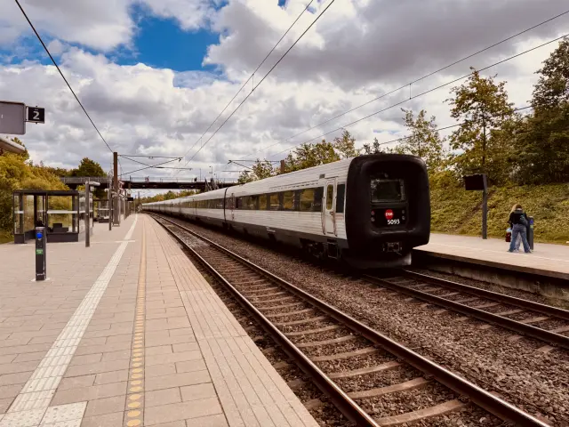 Billede af DSB MF 5093 fotograferet ud for Ørestad Station.
