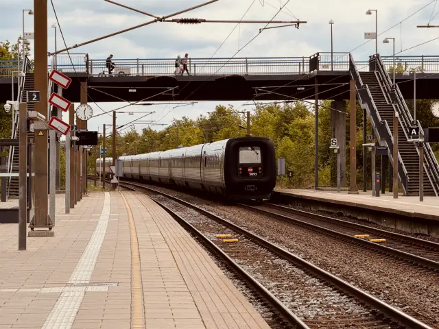 Billede af DSB MF 5093 fotograferet ud for Ørestad Station.
